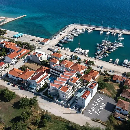 Leon * Nikiti (Sithonia)