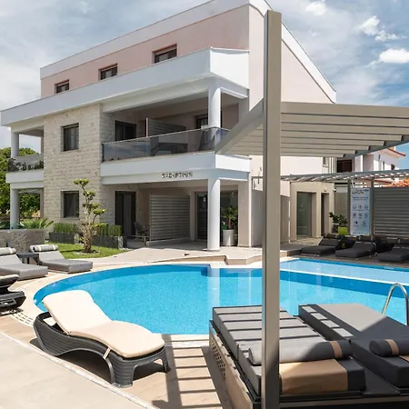 Leon * Nikiti (Sithonia)